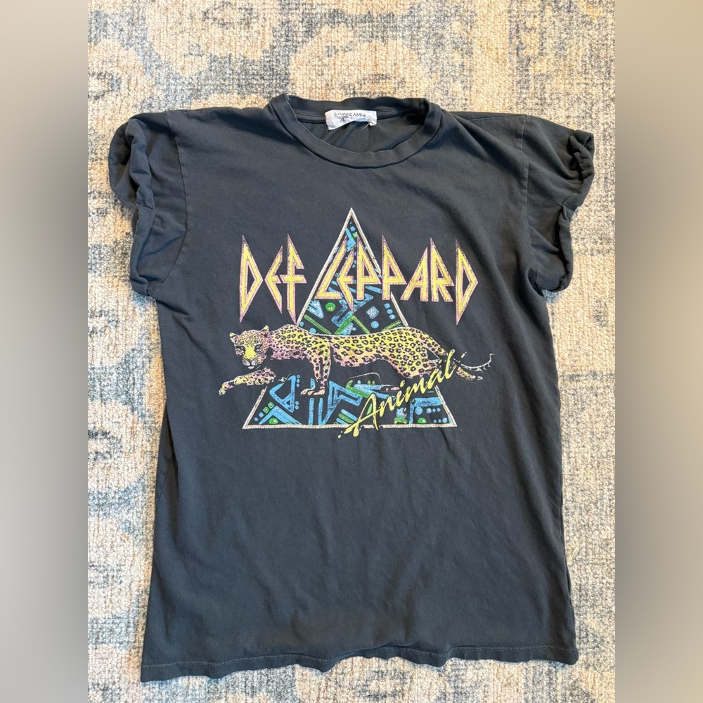 Daydreamer by Free People Def Leppard Boy Tee Small Pristine Condition - Picture 2 of 6